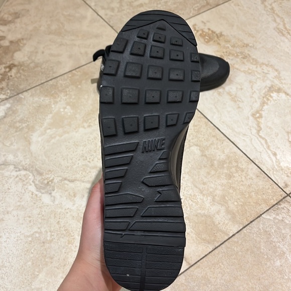 Nike tennis shoes size 7 never worn - Picture 3 of 3